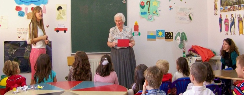 Sandy teaching children Romania