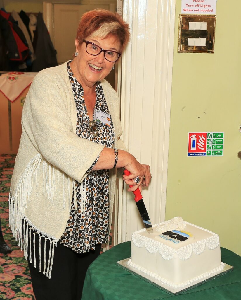 Raquel Diaz cuts 50th Cake