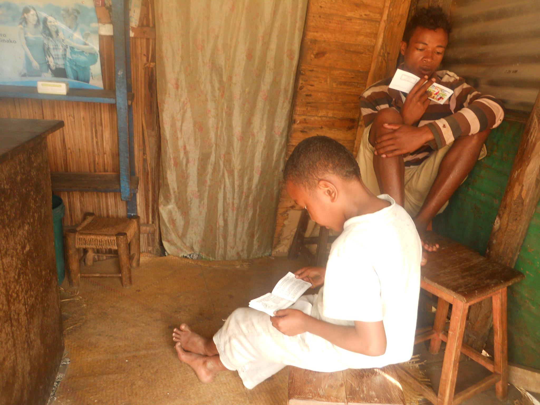 Reading distributed tracts
