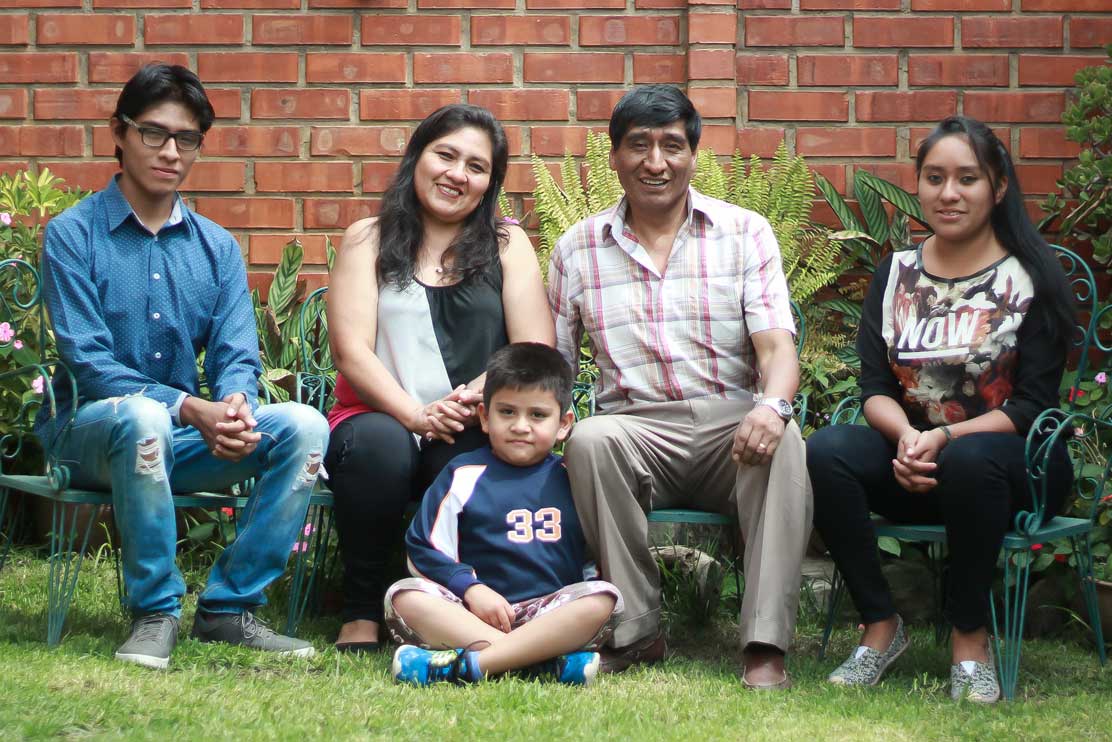 Fernando and Marilyn Fernandez with Children